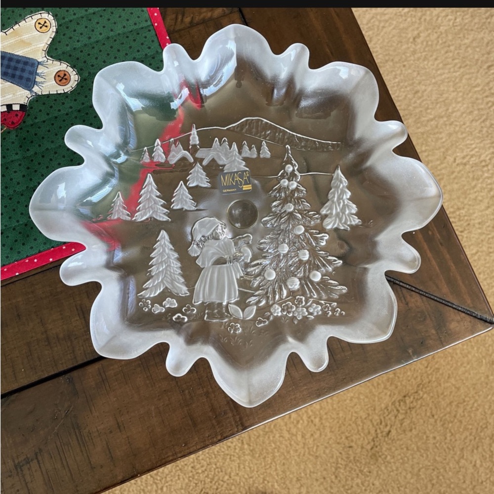 MIKASA CHRISTMAS STORY FOOTED BON BON CANDY DISH 9 3/4” ETCHED GLASS.